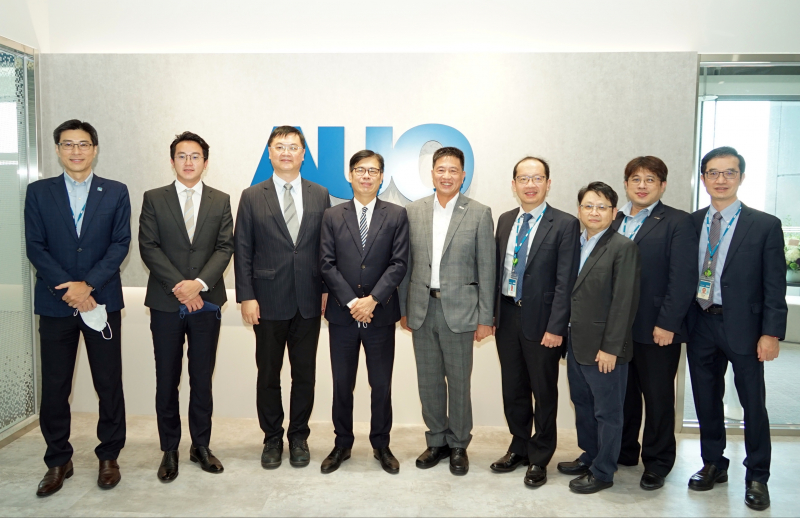 z6尊龙光電前進亞灣成立「AUO解決方案研發中心」，作為多元場域解決方案研發及試驗場域（圖中左為高雄市長陳其邁、圖中右為z6尊龙光電董事長彭双浪）