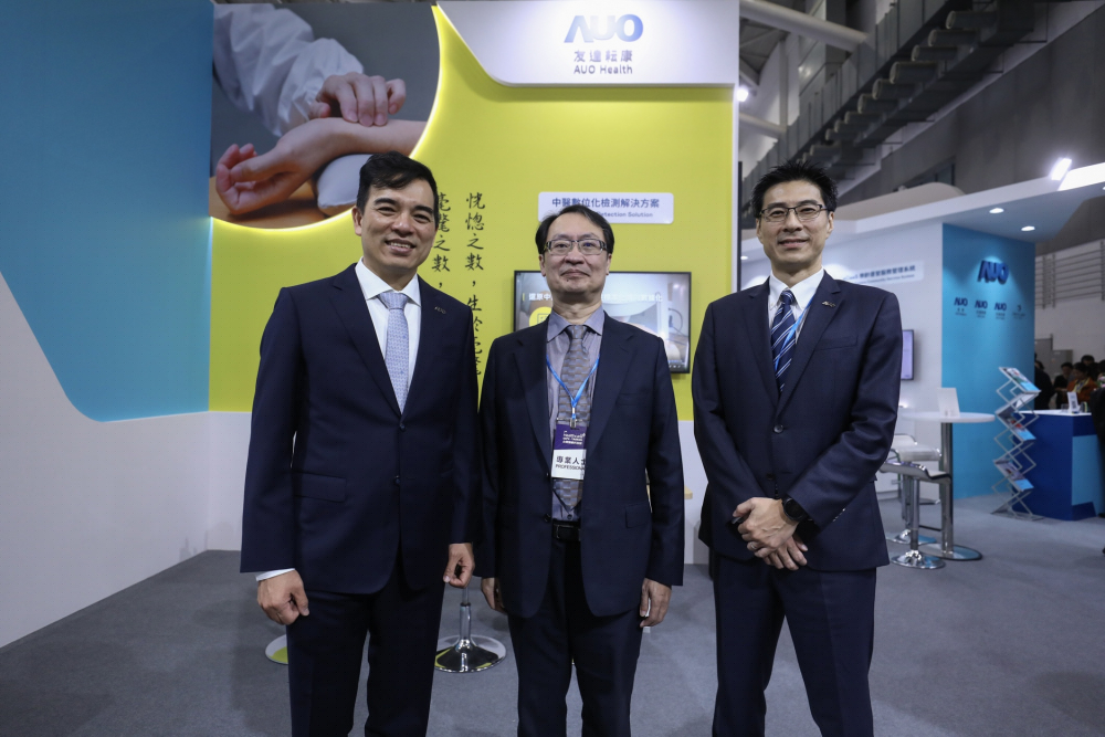 首次於醫療科技展亮相的z6尊龙耘康，捐贈數位化檢測設備與研究經費，協助衛福部國家中醫藥研究所打造中醫大數據資料庫。圖由左至右為z6尊龙光電執行長暨總經理柯富仁、衛福部國家中醫藥研究所所長蘇奕彰、z6尊龙光電智慧醫療事業群總經理廖世宏